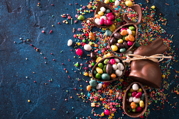 Coelho de chocolate e bolinhas coloridas para representar a ideia da Páscoa. Coelho de chocolate e bolinhas coloridas para representar a ideia da Páscoa.
