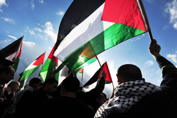 Palestinos com a bandeira de seu país.