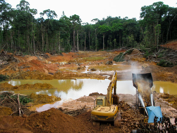 Área desmatada próxima a curso d’água