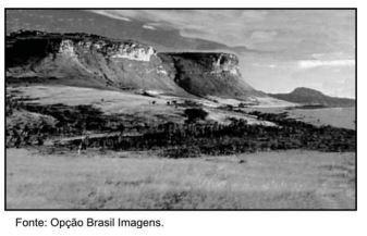 Foto em preto e branco de uma chapada.