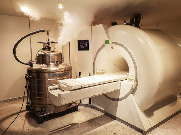 Máquina de ressonância magnética sendo recarregada com hélio líquido.