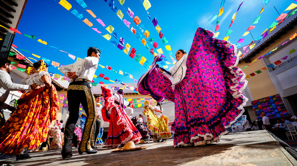 Grupo de pessoas dançando em pares no México, um dos países que fazem parte da América Latina.