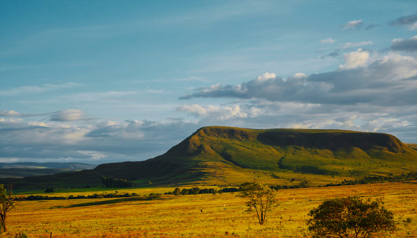 Vista de uma região com morros e chapadas no Parque Nacional da Chapada dos Veadeiros.