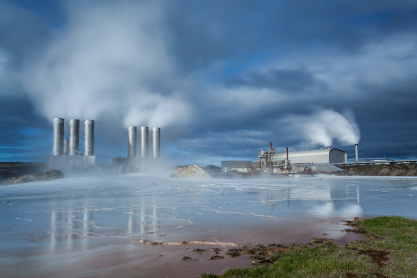 Usina de energia geotérmica na Islândia, a qual converte o calor interno do planeta Terra em eletricidade. Usina de energia geotérmica na Islândia, a qual converte o calor interno do planeta Terra em eletricidade.