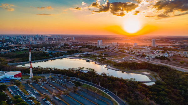 Vista aérea da cidade de Cuiabá, cidade que figura entre as mais quentes do Brasil.