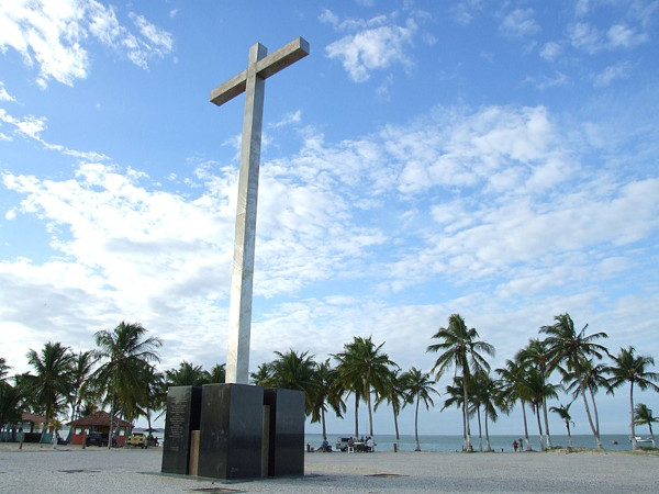 Monumento em forma de cruz na praia onde ocorreu a primeira missa no Brasil.