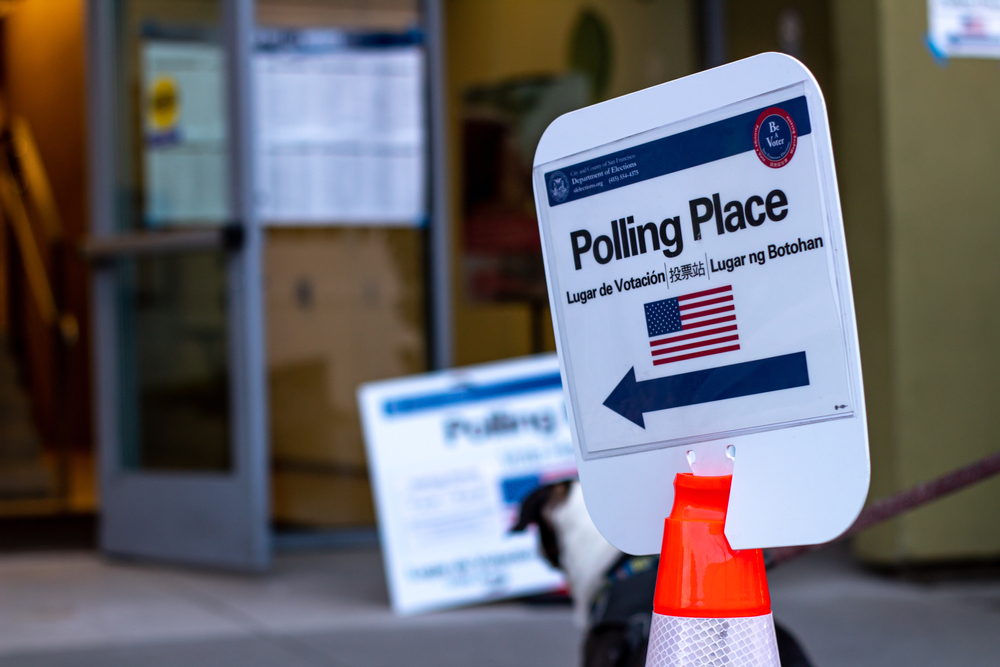 Placa com escrito “polling place”, que significa “lugar de votação”, em referência à Superterça nos EUA. Placa com escrito “polling place”, que significa “lugar de votação”, em referência à Superterça nos EUA.