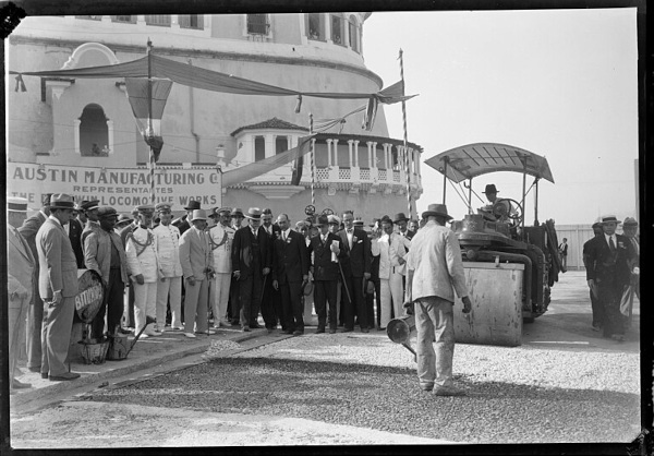 Comitiva de Washington Luís durante inauguração de uma avenida.