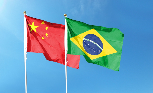 Bandeiras do Brasil e da China hasteadas, países parceiros de importação e exportação.