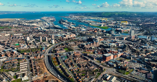 Vista aérea da paisagem urbana em Belfast, capital da Irlanda do Norte, um dos países do Reino Unido.